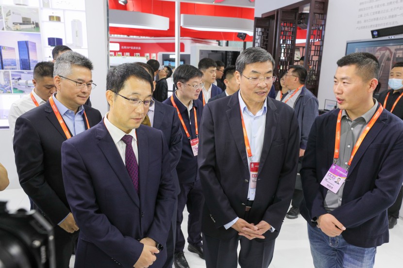 江蘇省委常委、常務(wù)副省長馬欣,蘇州市委副書記、市長吳慶文參觀清聽聲學展區(qū)